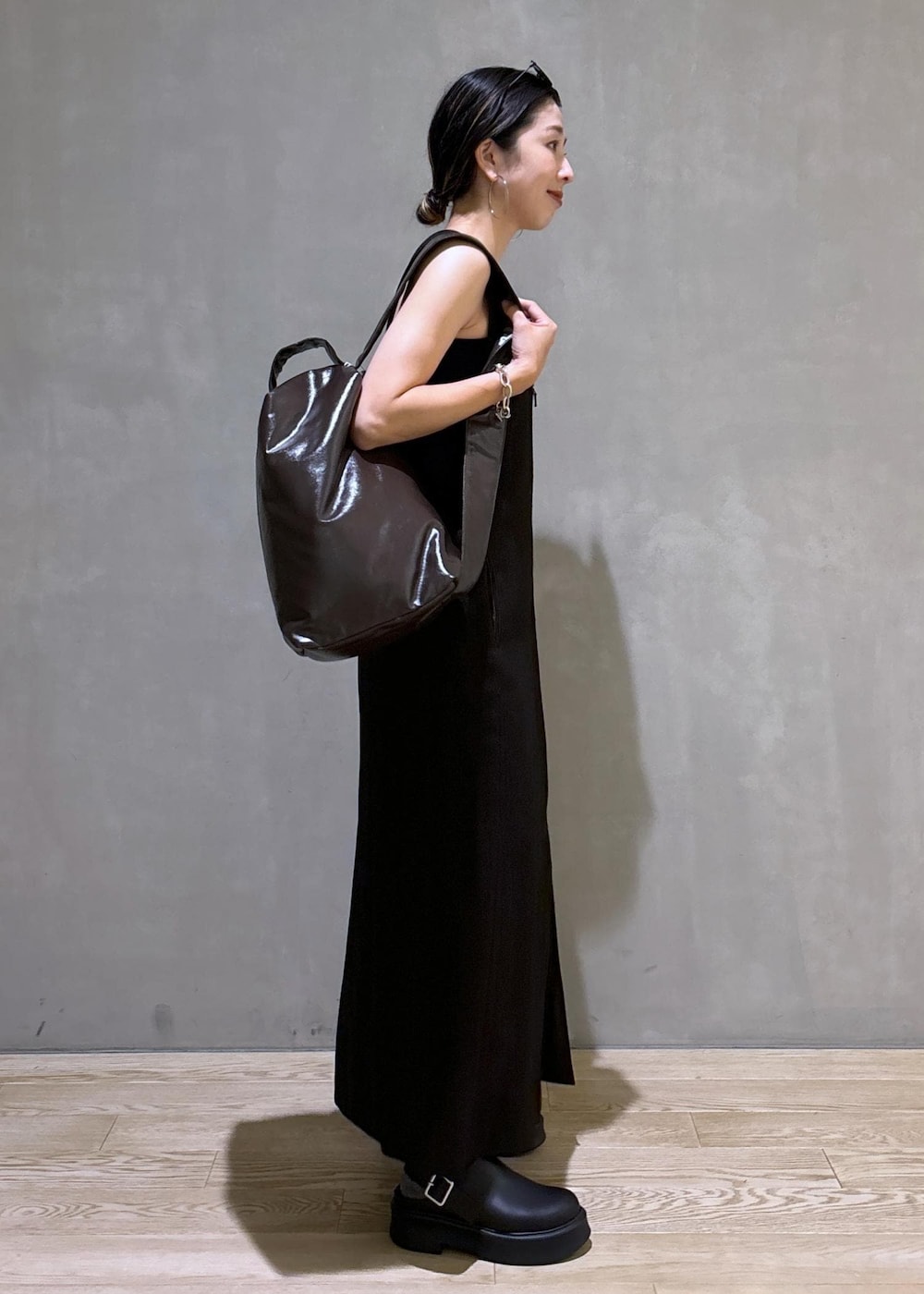 ブラック系のその他パンツ、ブラック系のチューブトップ、ブラック系のサンダルを着用したレディースの夏コーディネートの5枚目の写真