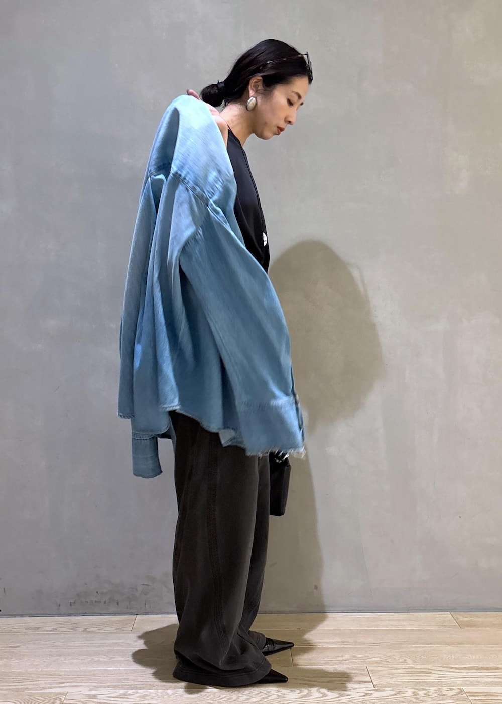 ブラック系のその他パンツ、ブラック系のハンドバッグ、ブラック系のシャツ/ブラウスを着用したレディースの春コーディネートの2枚目の写真