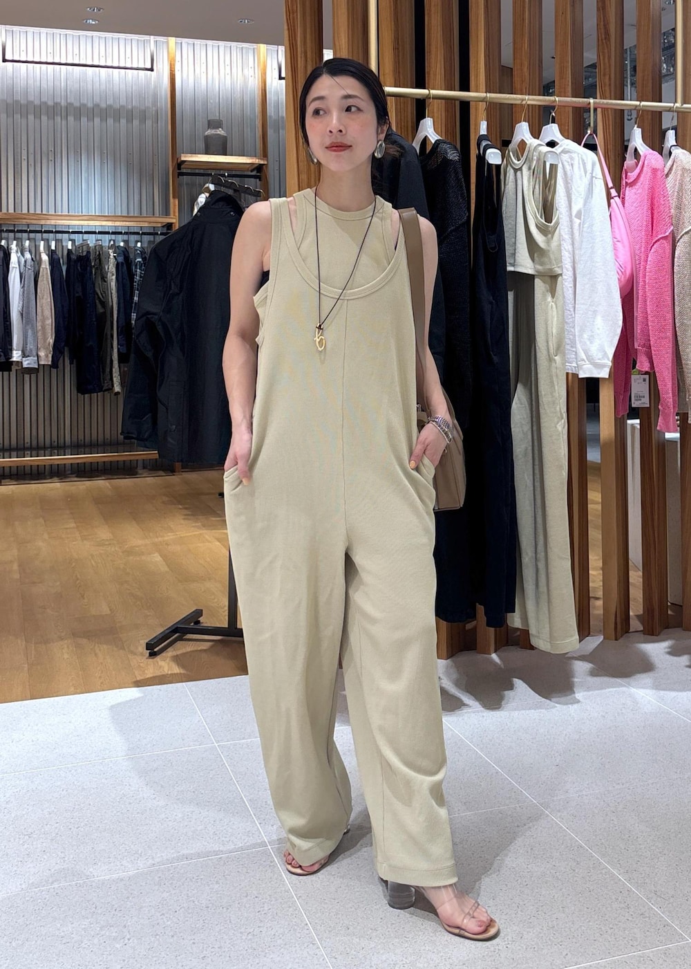 ベージュ系のつなぎ/オールインワン、ブラウン系のショルダーバッグを着用したレディースの春コーディネートの6枚目の写真