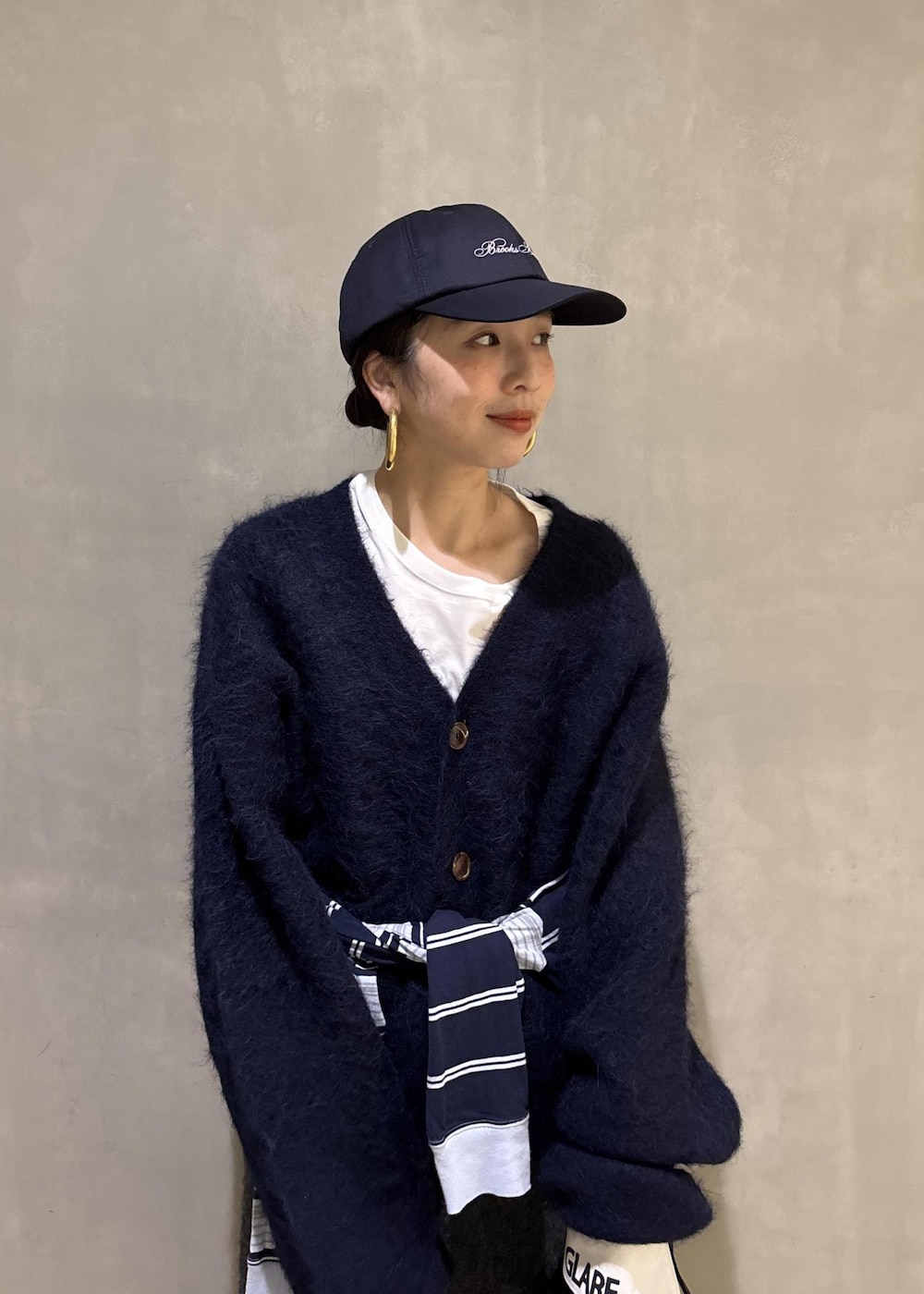 ブルー系のショルダーバッグ、グレー系のその他パンツ、ホワイト系のTシャツ/カットソーを着用したレディースの冬コーディネートの7枚目の写真