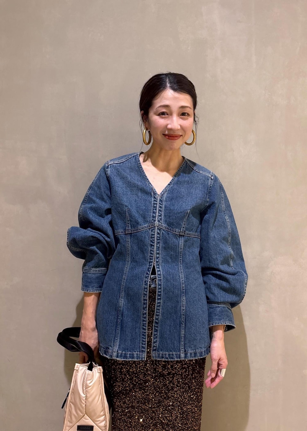 ブラック系のサンダル、ベージュ系のトートバッグ、ブラック系のスカートを着用したレディースの冬コーディネートの8枚目の写真