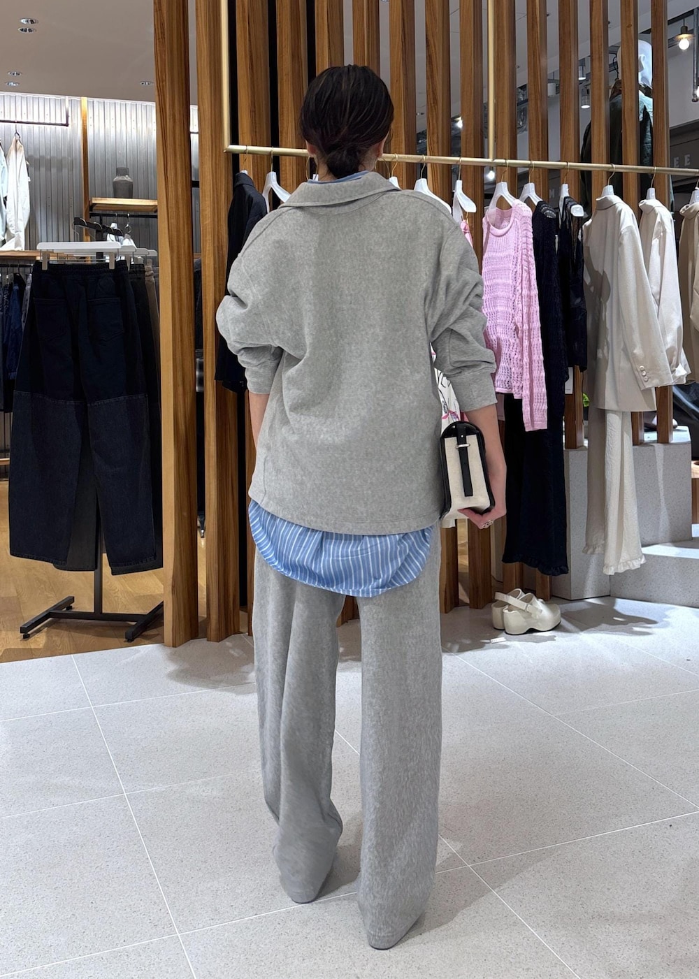 グレー系のスウェット、グレー系のその他パンツ、ブルー系のシャツ/ブラウスを着用したレディースの春コーディネートの5枚目の写真