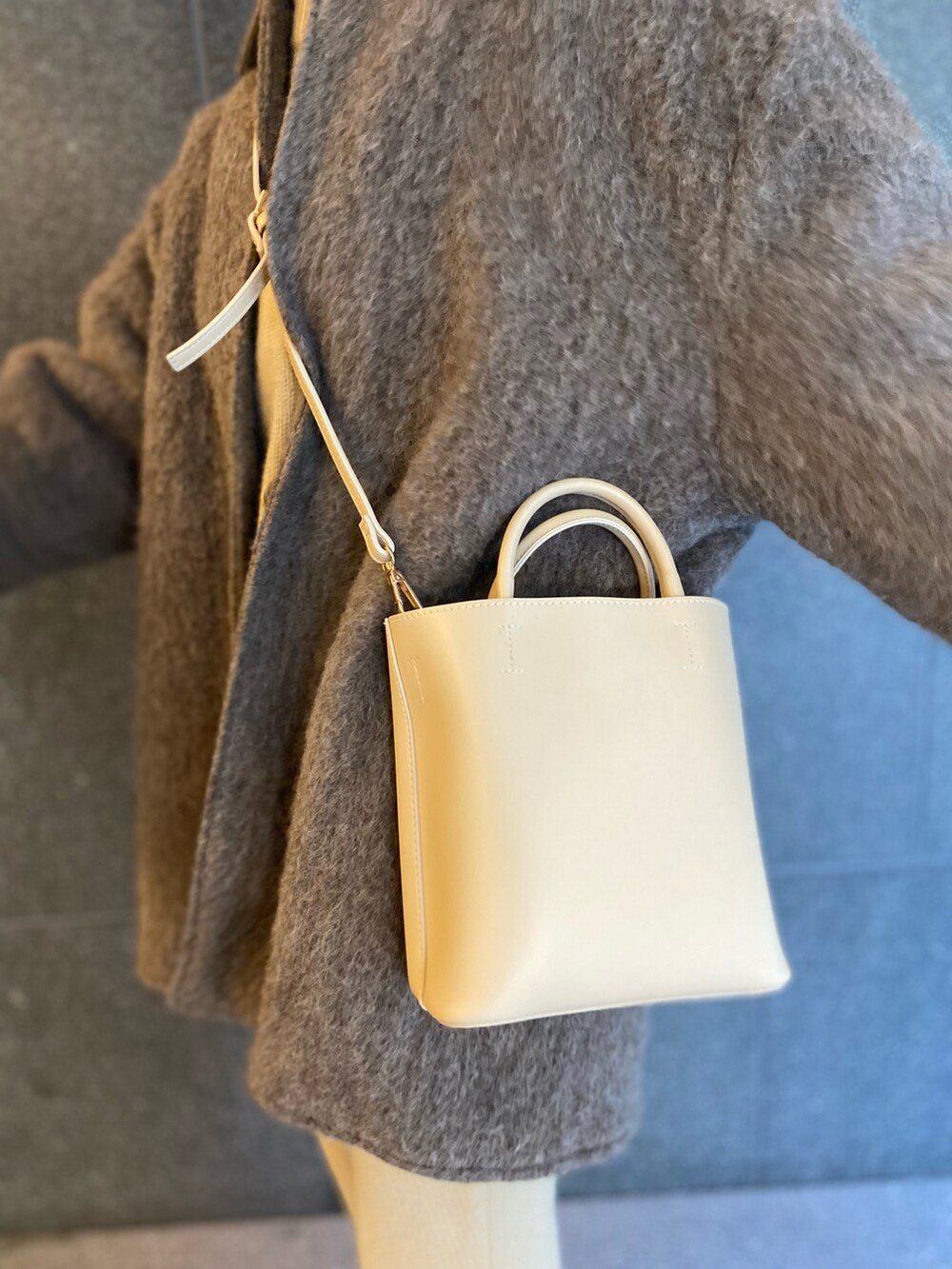 ベージュ系のその他パンツ、ベージュ系のジャケット/アウター、ベージュ系のニット/セーターを着用したレディースの春コーディネートの4枚目の写真