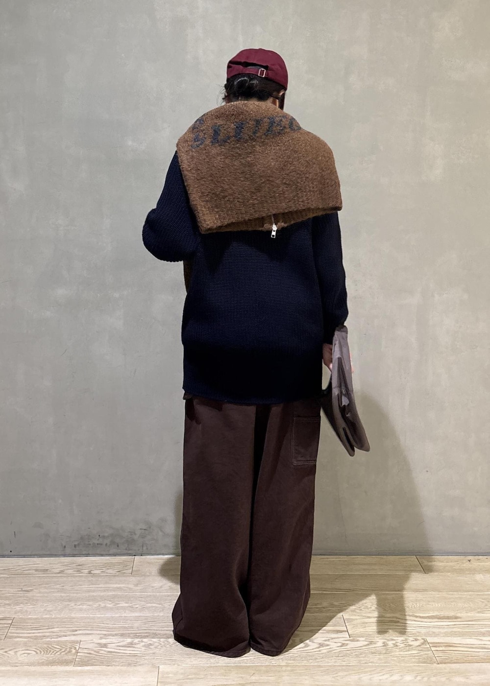 ブラウン系のその他パンツ、ブラウン系のショルダーバッグを着用したレディースの秋コーディネートの4枚目の写真