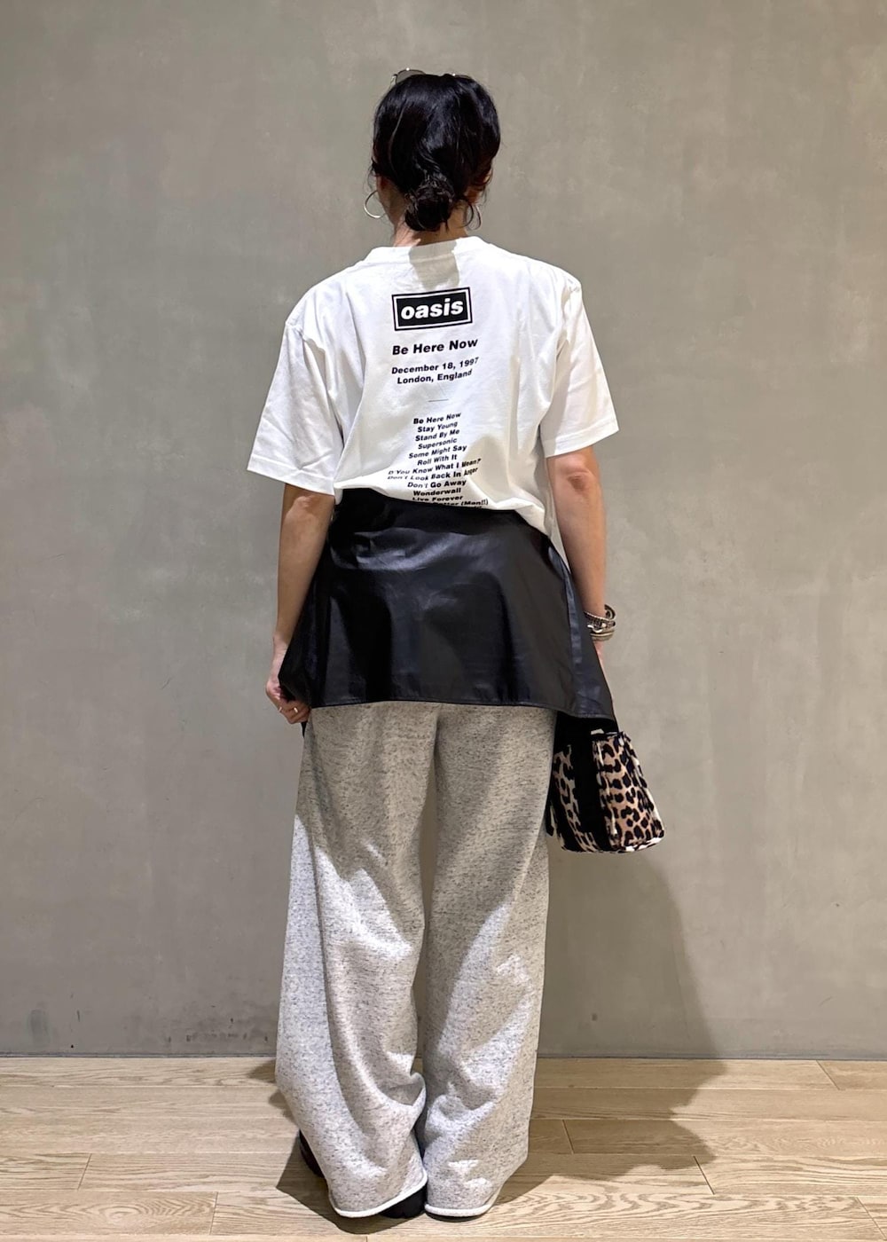 ブラック系のローファー、ベージュ系のショルダーバッグ、グレー系のTシャツ/カットソーを着用したレディースの夏コーディネートの6枚目の写真