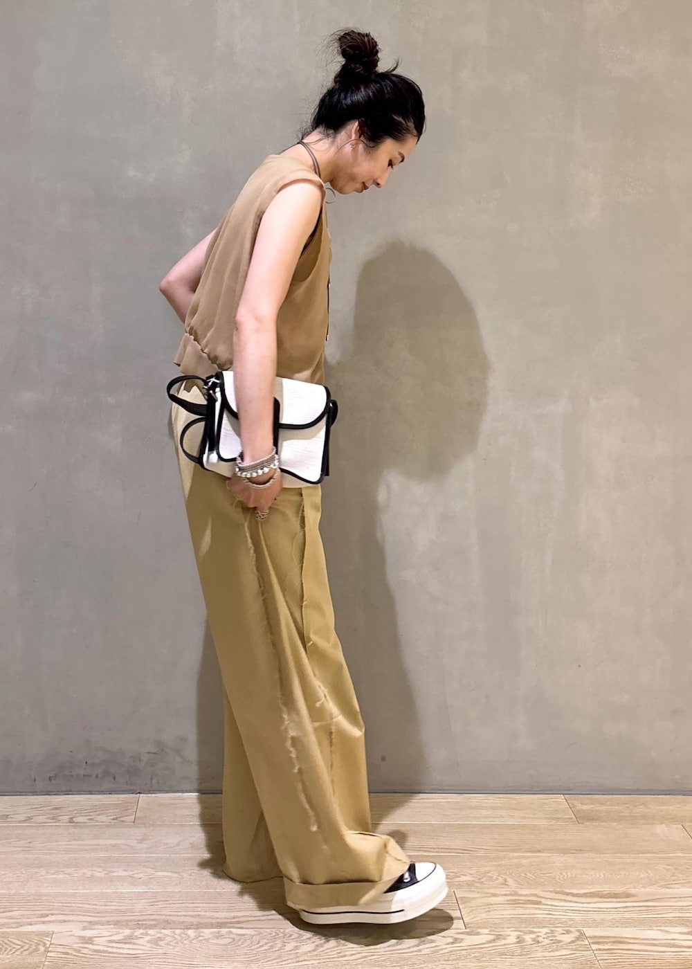 ベージュ系のTシャツ/カットソーを着用したレディースの夏コーディネートの4枚目の写真