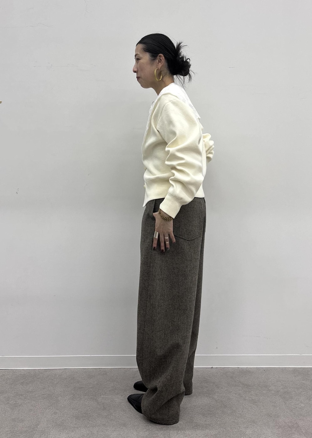 ブラウン系のその他パンツ、ホワイト系のカーディガン/ボレロを着用したレディースの秋コーディネートの6枚目の写真