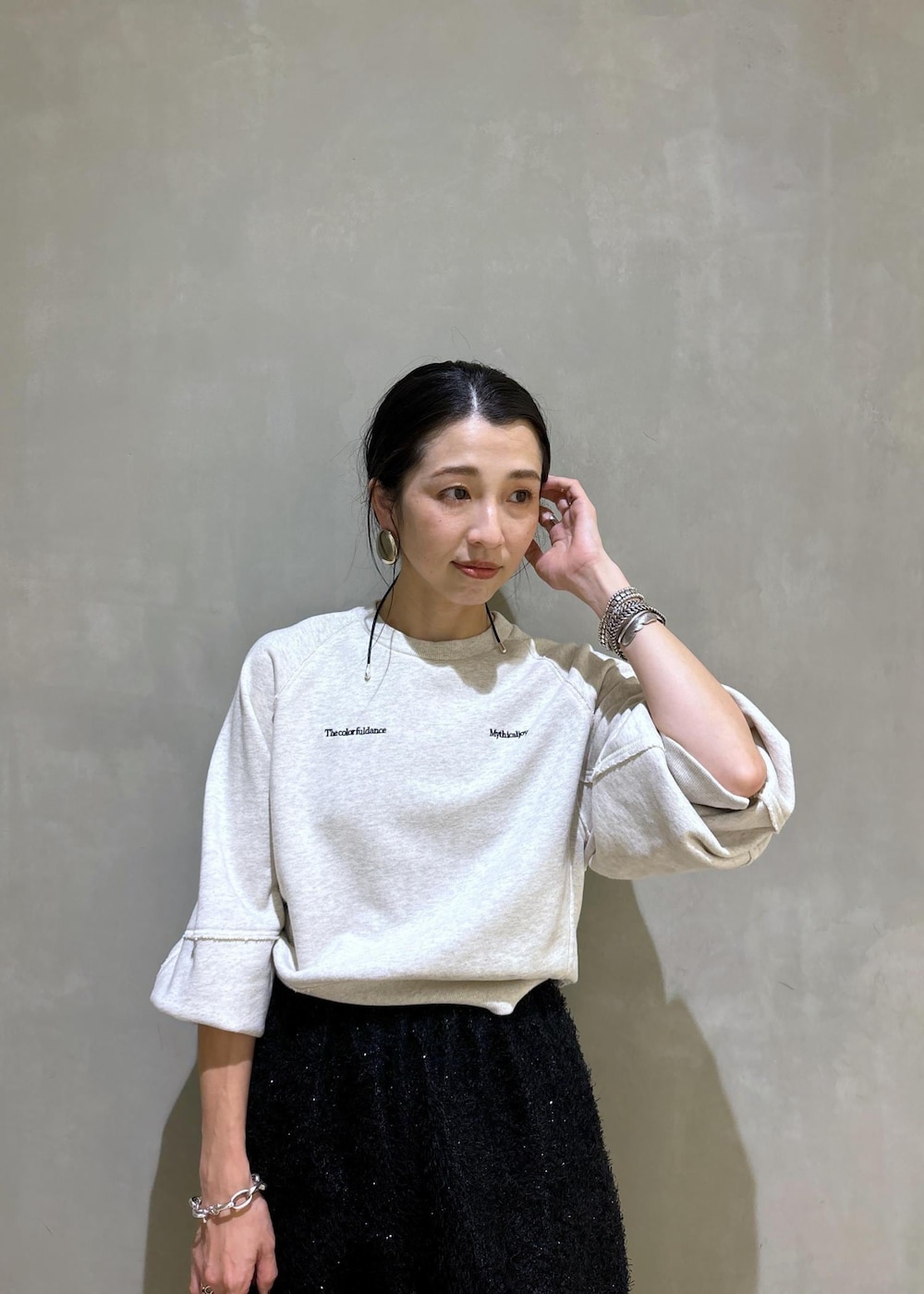 ブラウン系のハンドバッグ、ブラック系のその他パンツ、ホワイト系のスウェットを着用したレディースの夏コーディネートの9枚目の写真