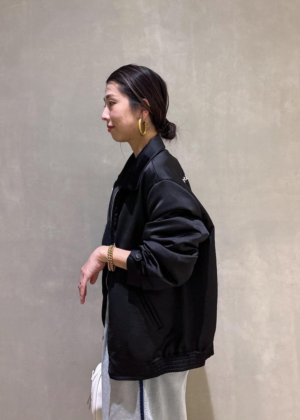 ブラック系のニット/セーター、ホワイト系のボストンバッグ、ブルー系のその他パンツを着用したレディースの冬コーディネートの9枚目の写真