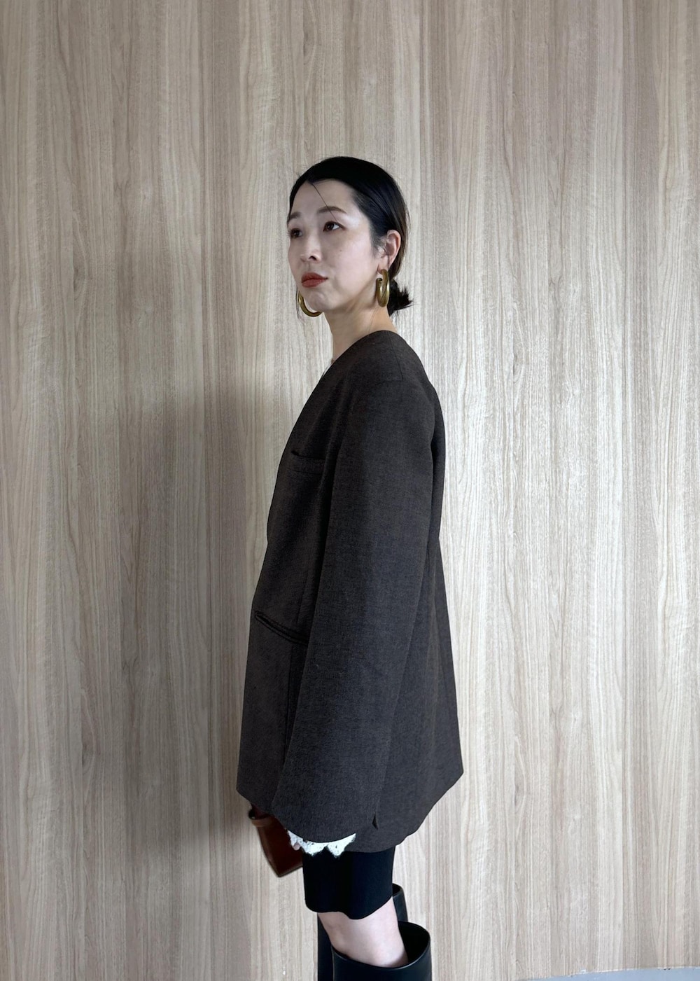 ブラック系のその他パンツ、ブラック系のブーツ、ホワイト系のニット/セーターを着用したレディースの秋コーディネートの8枚目の写真