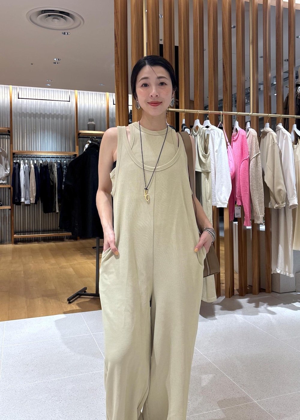 ベージュ系のつなぎ/オールインワン、ブラウン系のショルダーバッグを着用したレディースの春コーディネートの9枚目の写真