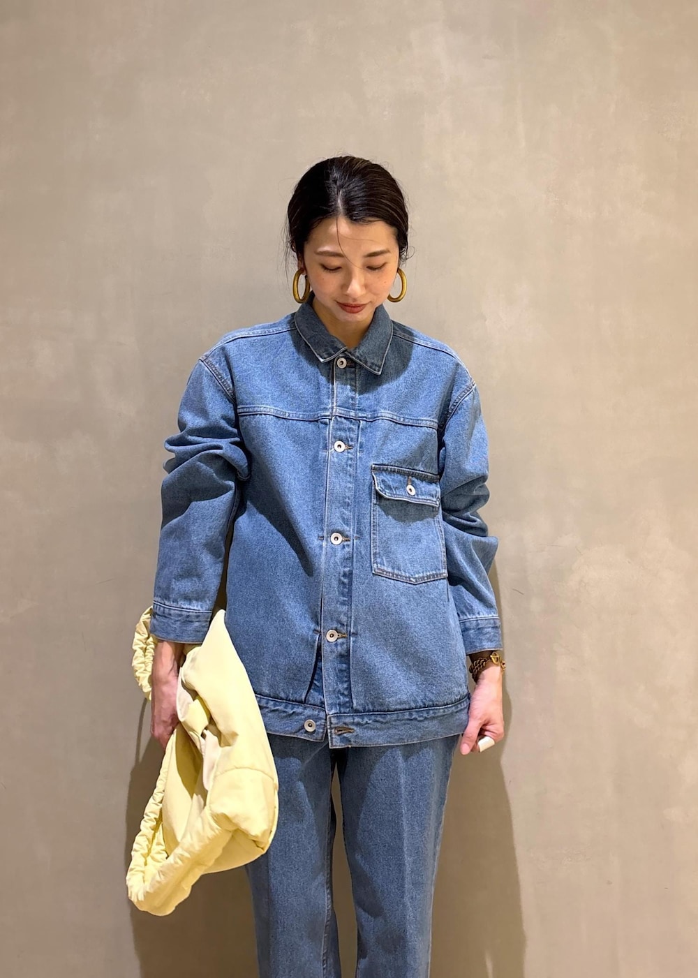 ブルー系のデニムジャケット、ブルー系のデニムパンツを着用したレディースの冬コーディネートの8枚目の写真