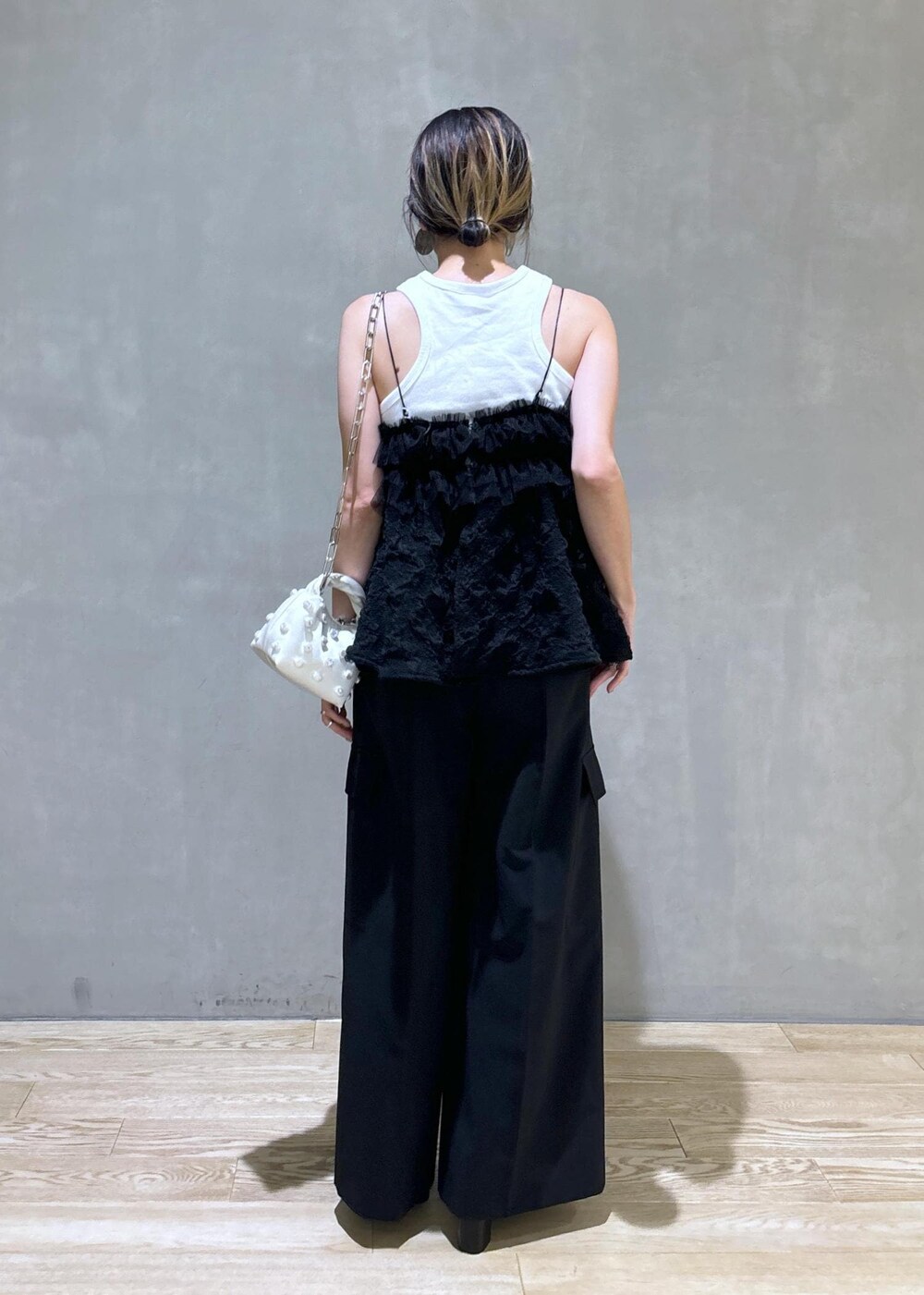 ホワイト系のタンクトップ、ブラック系のその他パンツ、ホワイト系のショルダーバッグを着用したレディースの夏コーディネートの6枚目の写真