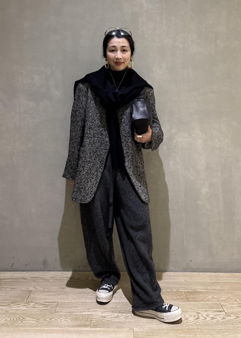 グレー系のテーラードジャケット、グレー系のその他パンツ、ブラック系のショルダーバッグを着用したレディースの冬コーディネートの2枚目の写真