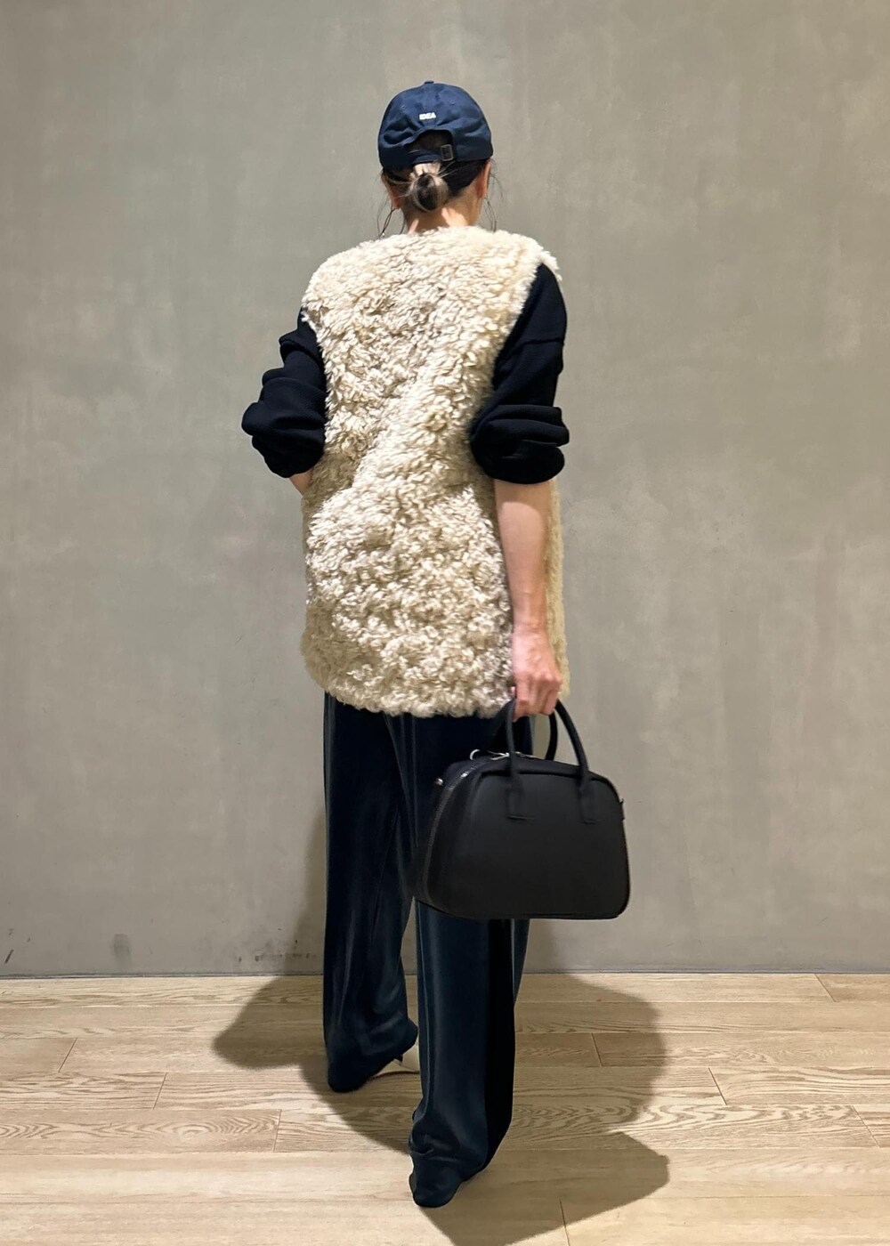 ブラック系のTシャツ/カットソー、ホワイト系のパンプス、ベージュ系のその他アウターを着用したレディースの秋コーディネートの4枚目の写真