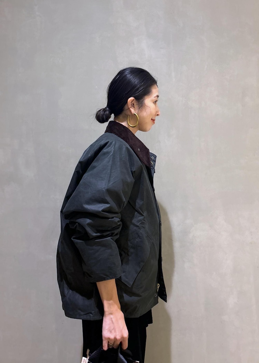 「Barbour、バブアー、チャンピオン、TRANSPORT、Champion for ADAM ET ROPE'、Champion、秋コーデ、お出かけコーデ、アウトドアコーデ、大人カジュアル、パンツスタイル、ADAM ET ROPÉ、ナチュラル、イエベ春、ノーマル」｜「GANNIの【GANNI for ADAM ET ROPE'】Recycled tech Mini Tote（トートバッグ、ベージュ系）」を使った、SAKIさん（レディース・154cm）の秋コーディネートの9枚目の写真