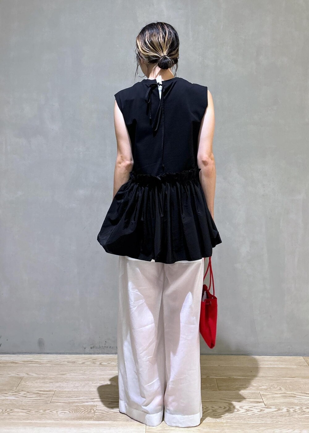 ホワイト系のタンクトップ、ホワイト系のその他パンツ、レッド系のハンドバッグを着用したレディースの夏コーディネートの6枚目の写真