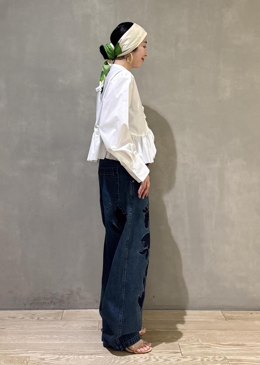 ホワイト系のシャツ/ブラウス、イエロー系のキーホルダー、グリーン系のバンダナ/スカーフを着用したレディースの冬コーディネートの5枚目の写真