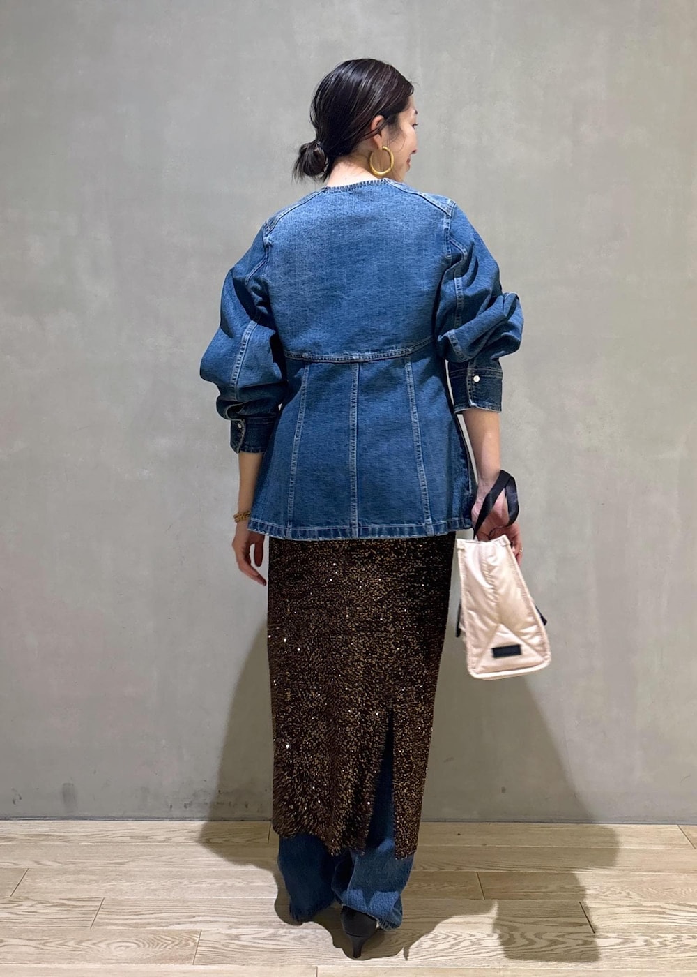 ブラック系のサンダル、ベージュ系のトートバッグ、ブラック系のスカートを着用したレディースの冬コーディネートの5枚目の写真