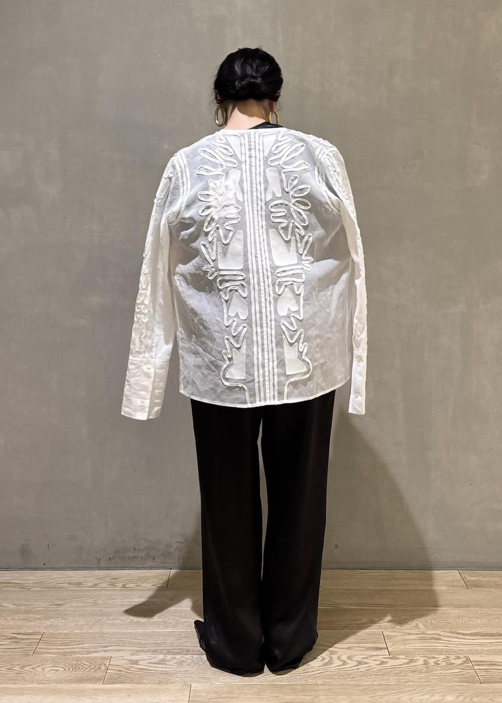 ブラック系のサンダル、ホワイト系のシャツ/ブラウス、ブラック系のシャツ/ブラウスを着用したレディースの冬コーディネートの3枚目の写真