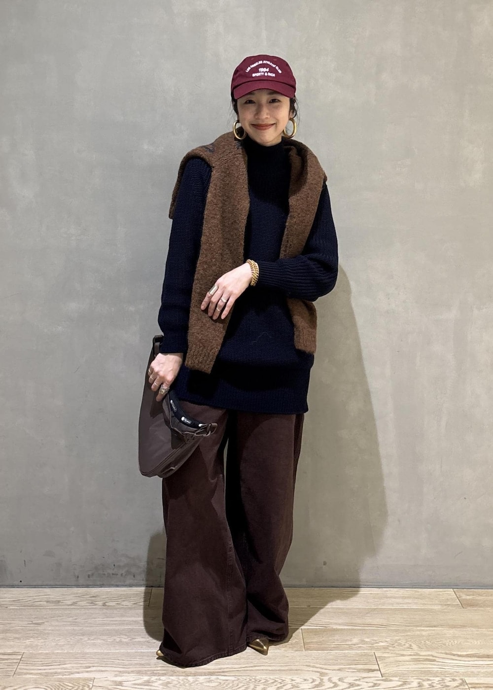 ブラウン系のその他パンツ、ブラウン系のショルダーバッグを着用したレディースの秋コーディネートの3枚目の写真