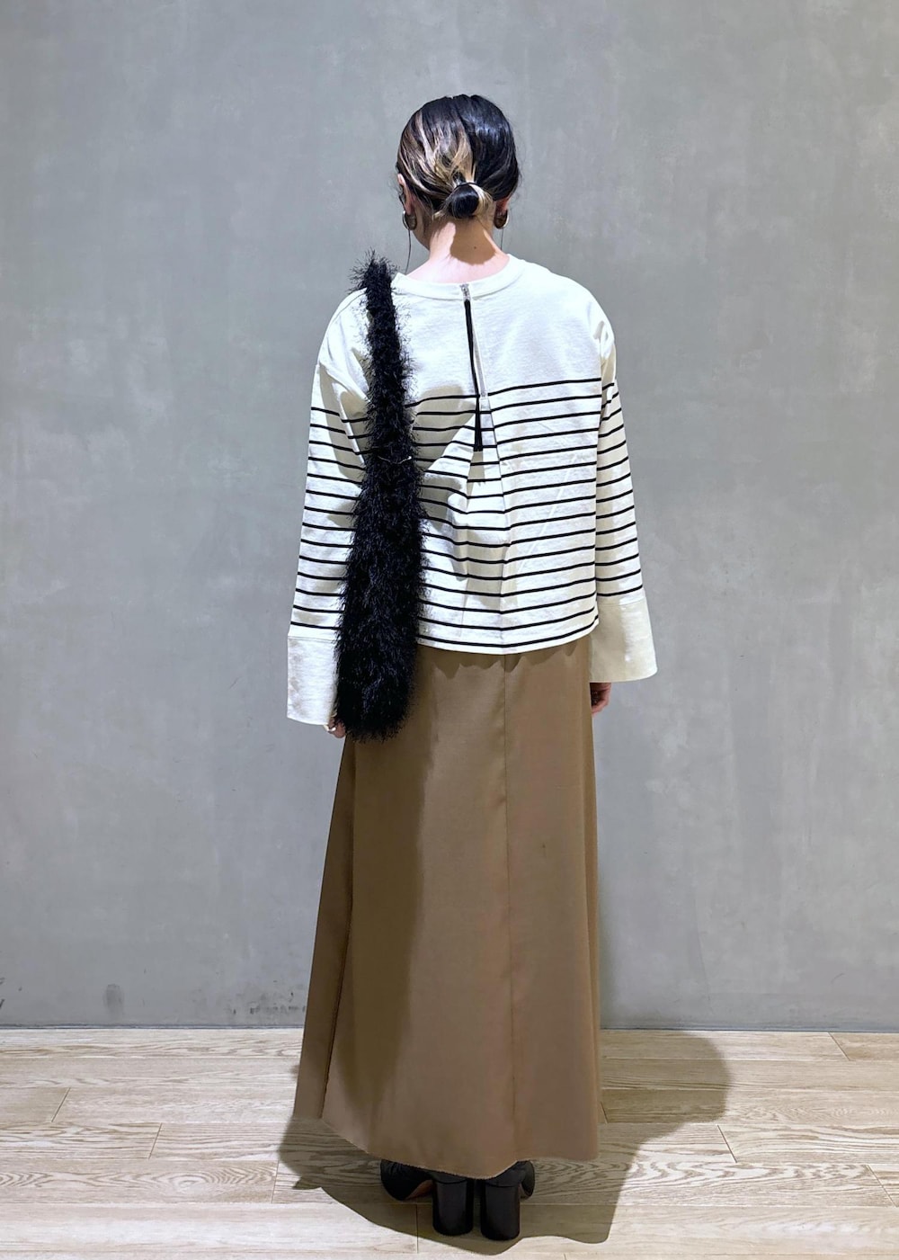 ベージュ系のスカート、ホワイト系のTシャツ/カットソー、ブラック系のハンドバッグを着用したレディースの夏コーディネートの6枚目の写真