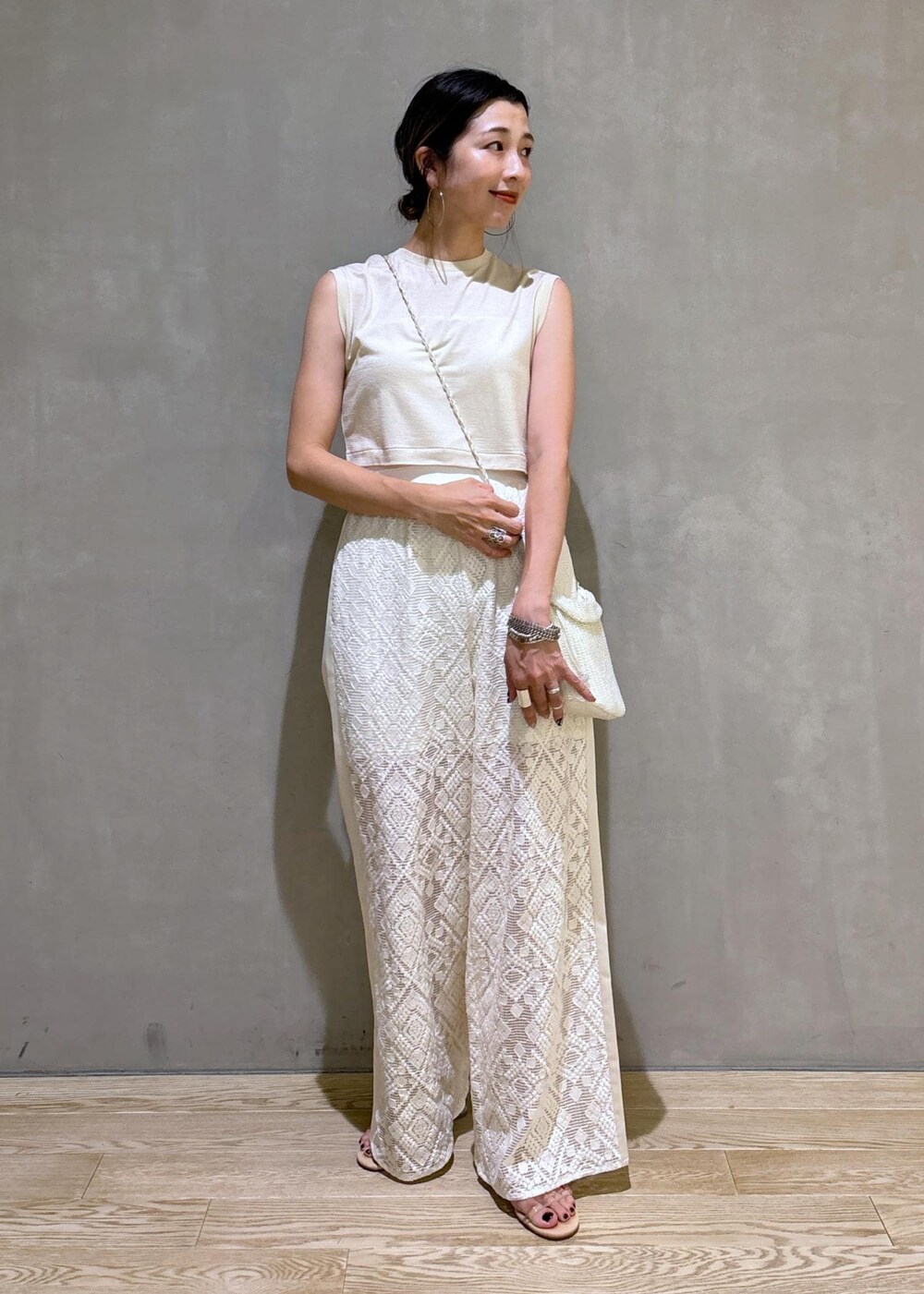 ホワイト系のその他パンツを着用したレディースの夏コーディネートの3枚目の写真