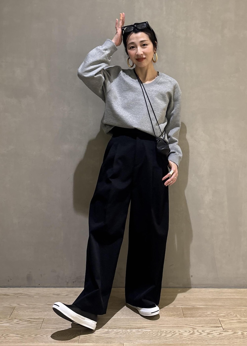 ブラック系のショルダーバッグ、グレー系のスウェット、ブラック系のその他パンツを着用したレディースの冬コーディネートの2枚目の写真