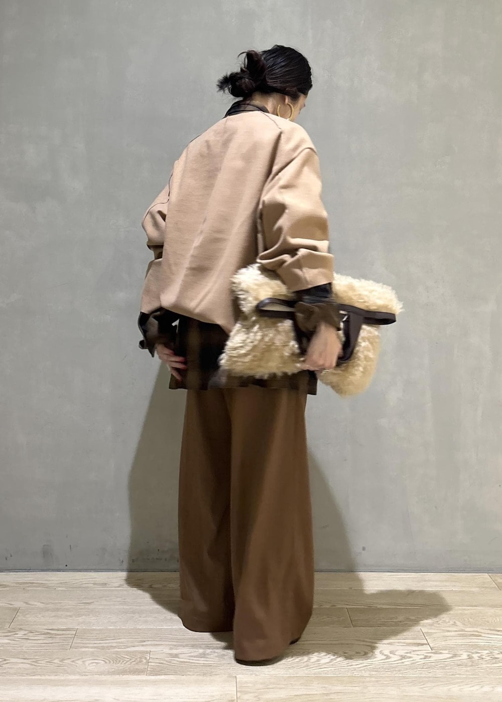 ブラック系のサンダル、イエロー系のその他パンツ、ベージュ系のTシャツ/カットソーを着用したレディースの秋コーディネートの6枚目の写真