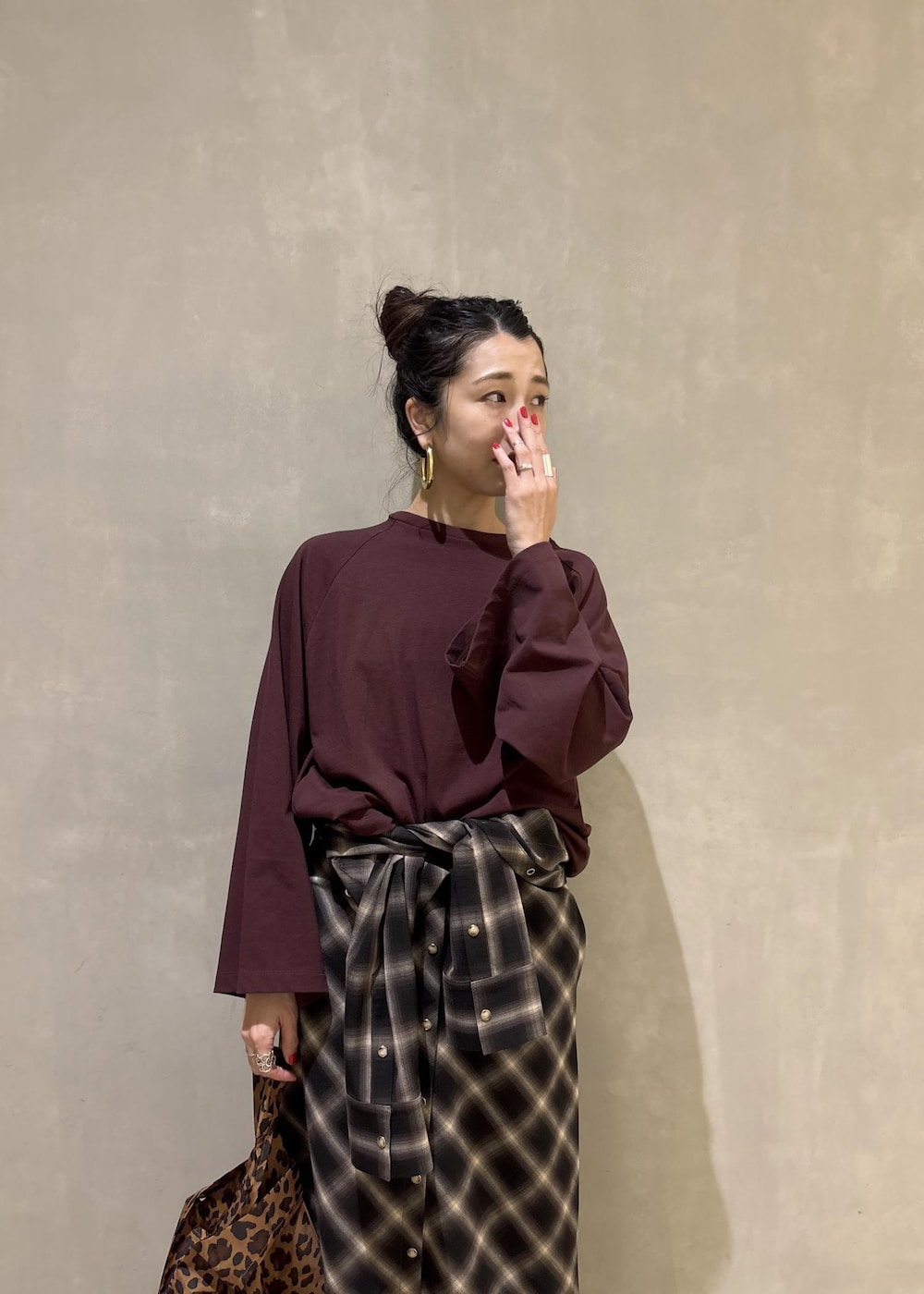 ブラック系のスニーカーを着用したレディースの秋コーディネートの6枚目の写真