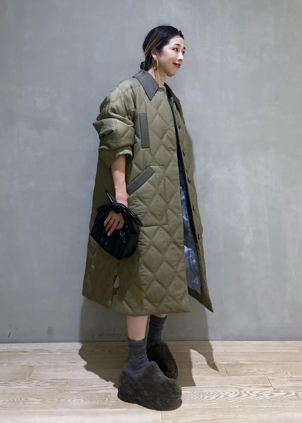 ブラック系のその他パンツ、ブラック系のショルダーバッグ、ブラウン系のサンダルを着用したレディースの夏コーディネートの5枚目の写真