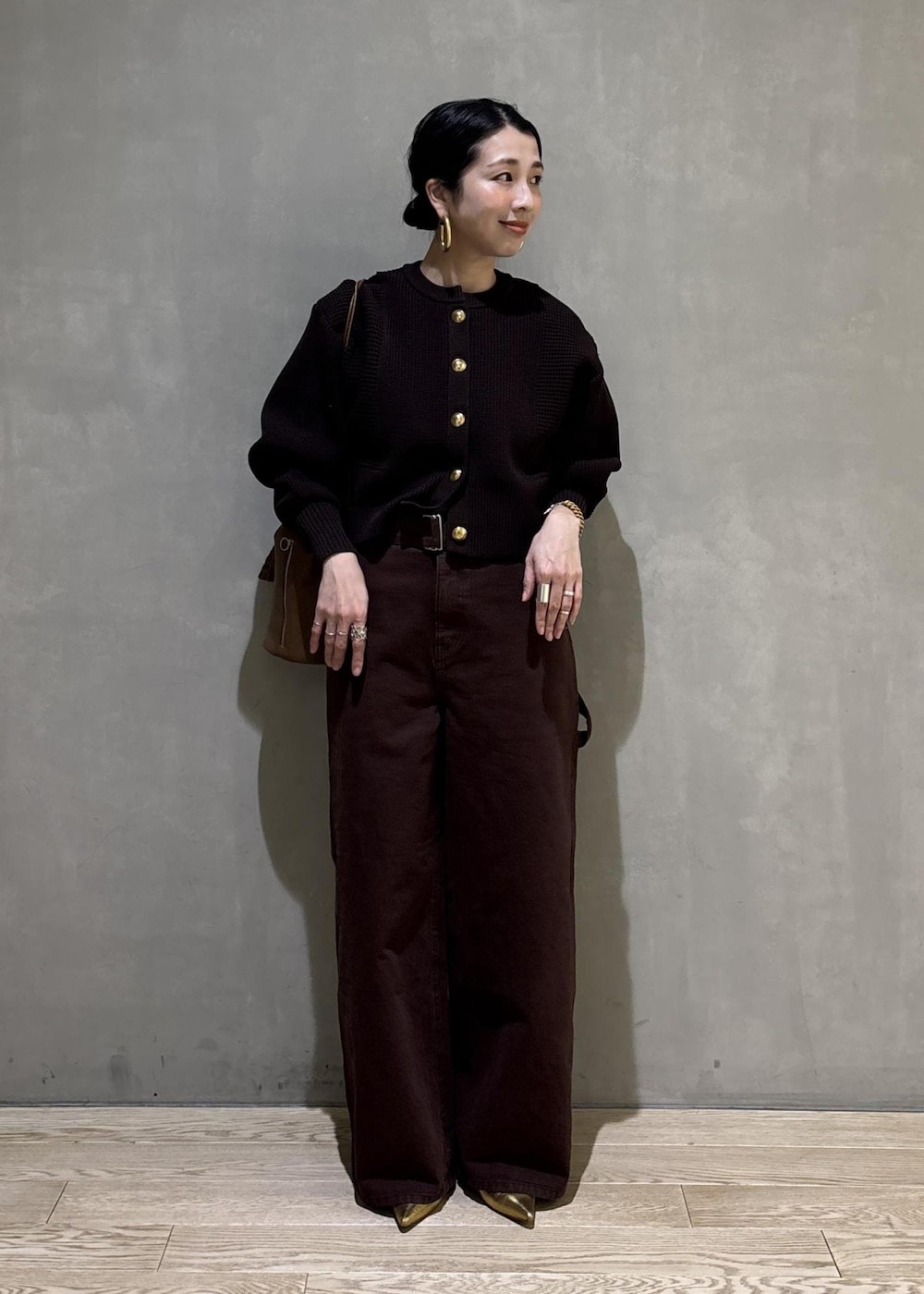 ブラウン系のその他パンツ、ブラウン系のカーディガン/ボレロ、ブラック系のショルダーバッグを着用したレディースの冬コーディネートの7枚目の写真