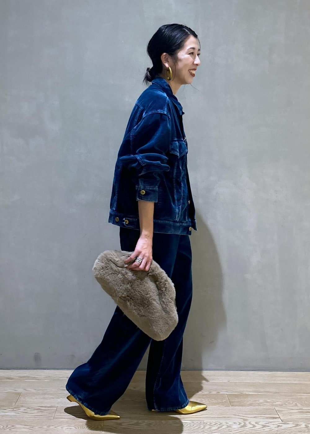 ゴールド系のその他シューズ、ベージュ系のショルダーバッグを着用したレディースの秋コーディネートの6枚目の写真