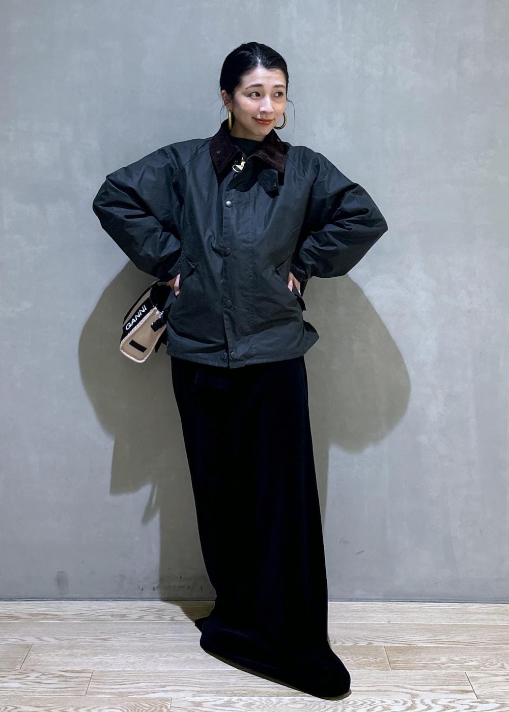 「Barbour、バブアー、チャンピオン、TRANSPORT、Champion for ADAM ET ROPE'、Champion、秋コーデ、お出かけコーデ、アウトドアコーデ、大人カジュアル、パンツスタイル、ADAM ET ROPÉ、ナチュラル、イエベ春、ノーマル」｜「GANNIの【GANNI for ADAM ET ROPE'】Recycled tech Mini Tote（トートバッグ、ベージュ系）」を使った、SAKIさん（レディース・154cm）の秋コーディネートの2枚目の写真