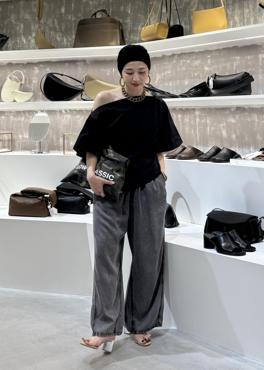 ブラック系のデニムパンツ、ブラック系のTシャツ/カットソーを着用したレディースの春コーディネートの5枚目の写真
