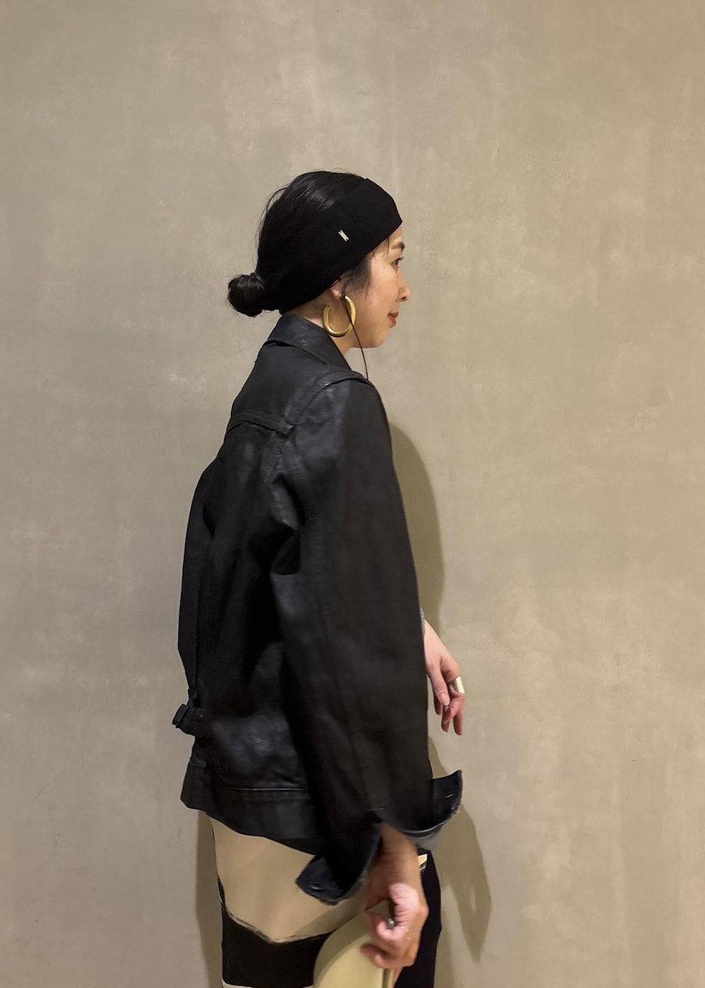 ブルー系のその他パンツ、ホワイト系のキーホルダー、ブラック系のバンダナ/スカーフを着用したレディースの春コーディネートの6枚目の写真