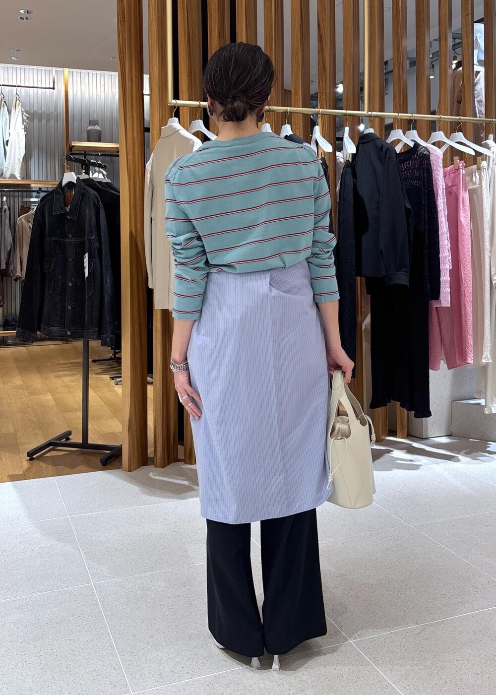 ホワイト系のパンプス、ブルー系のTシャツ/カットソー、ブルー系のシャツ/ブラウスを着用したレディースの冬コーディネートの7枚目の写真
