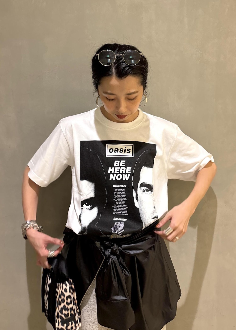 ブラック系のローファー、ベージュ系のショルダーバッグ、グレー系のTシャツ/カットソーを着用したレディースの夏コーディネートの7枚目の写真