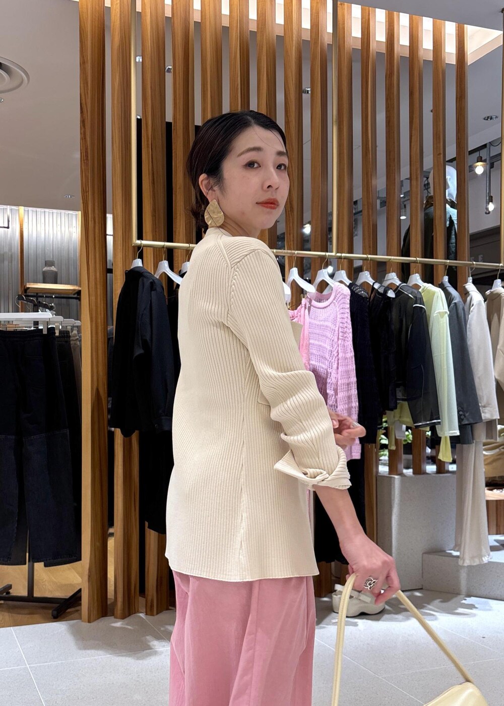 ホワイト系のサンダル、ホワイト系のカーディガン/ボレロ、ピンク系のその他パンツを着用したレディースの春コーディネートの10枚目の写真