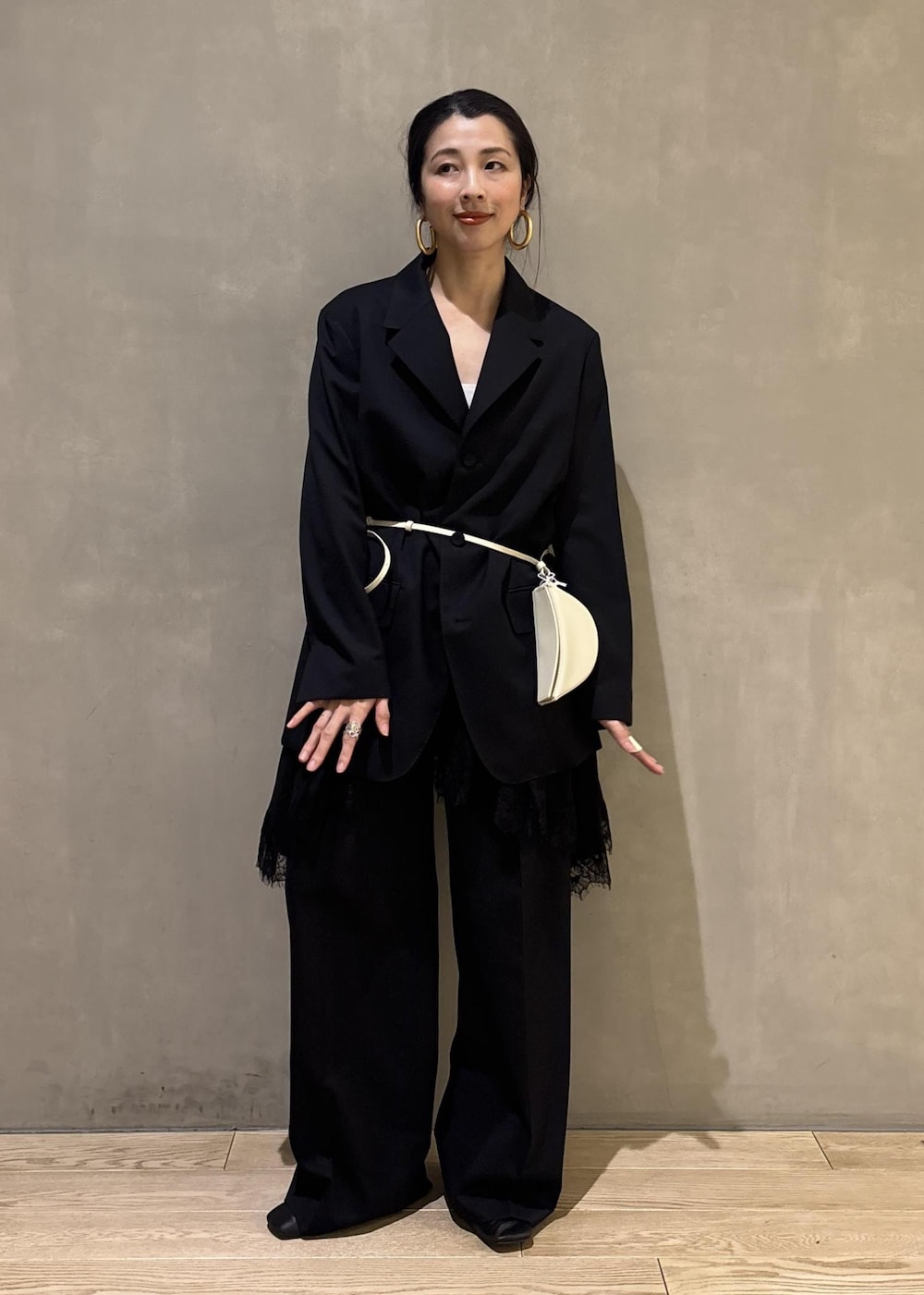 ブラック系のシャツ/ブラウス、ブラック系のテーラードジャケット、ブラック系のスラックスを着用したレディースの冬コーディネートの7枚目の写真