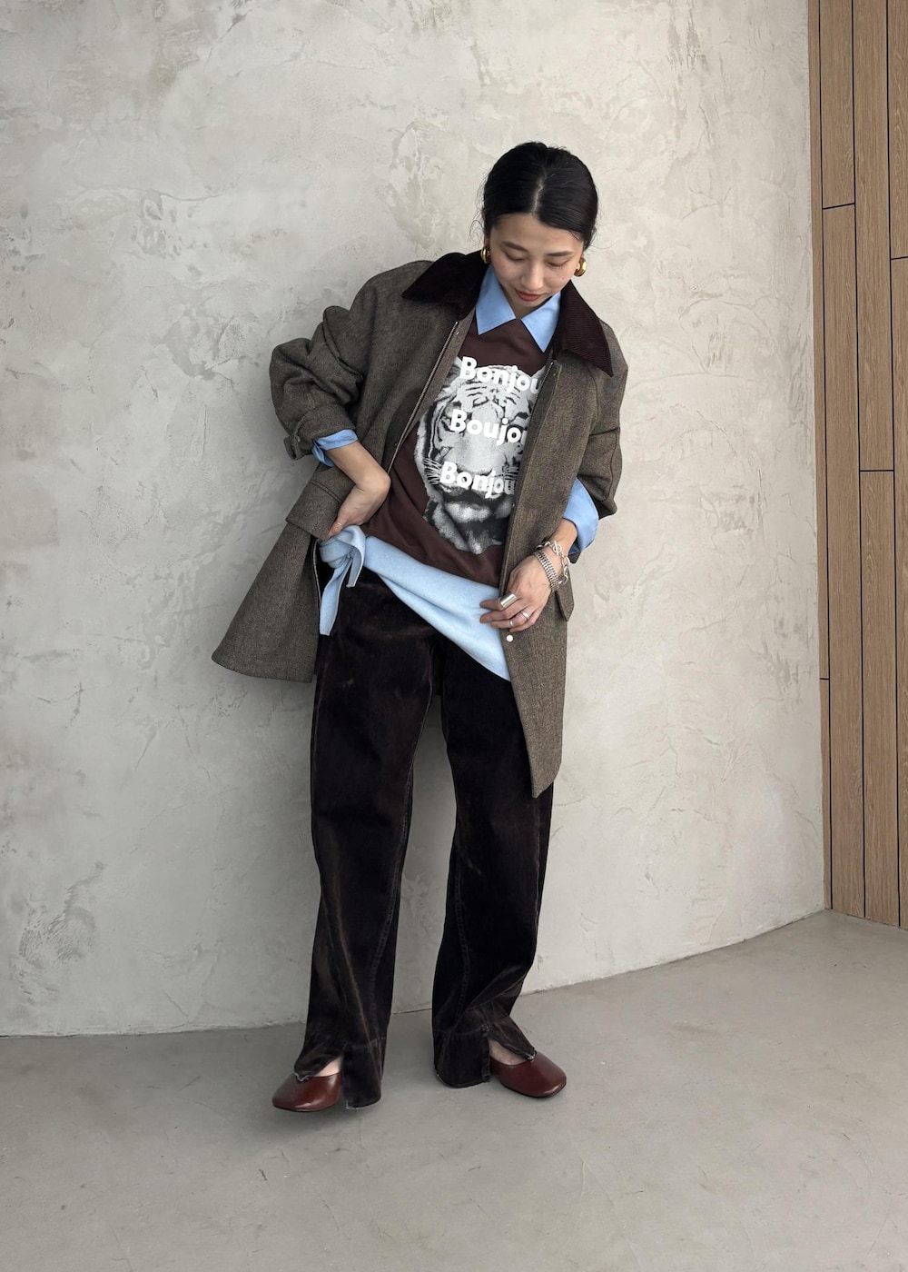 ブラウン系のデニムパンツ、ブルー系のシャツ/ブラウス、ブラウン系のカバーオールを着用したレディースの秋コーディネートの4枚目の写真