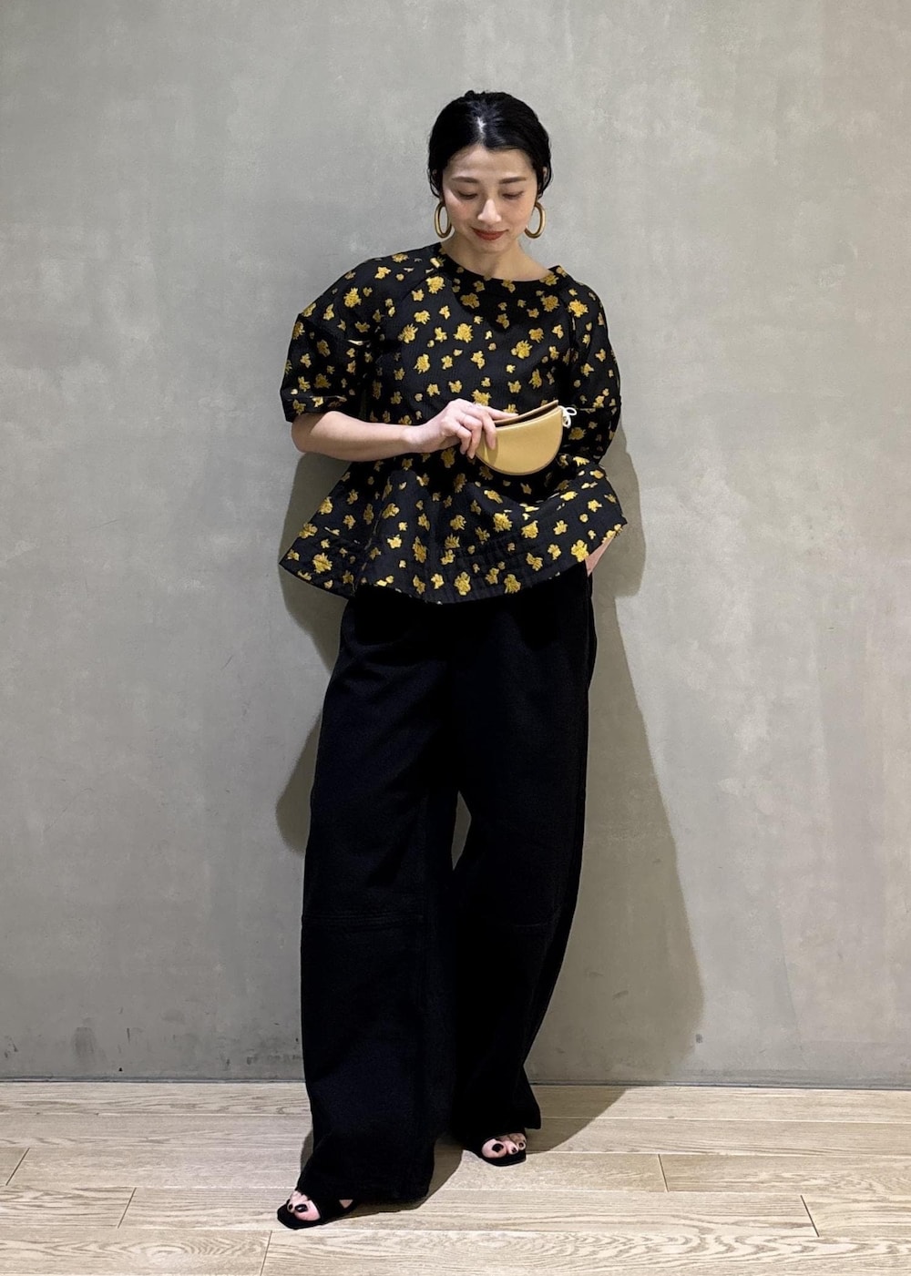 ブラック系のシャツ/ブラウス、ブラック系のその他パンツ、イエロー系のキーホルダーを着用したレディースの冬コーディネートの9枚目の写真