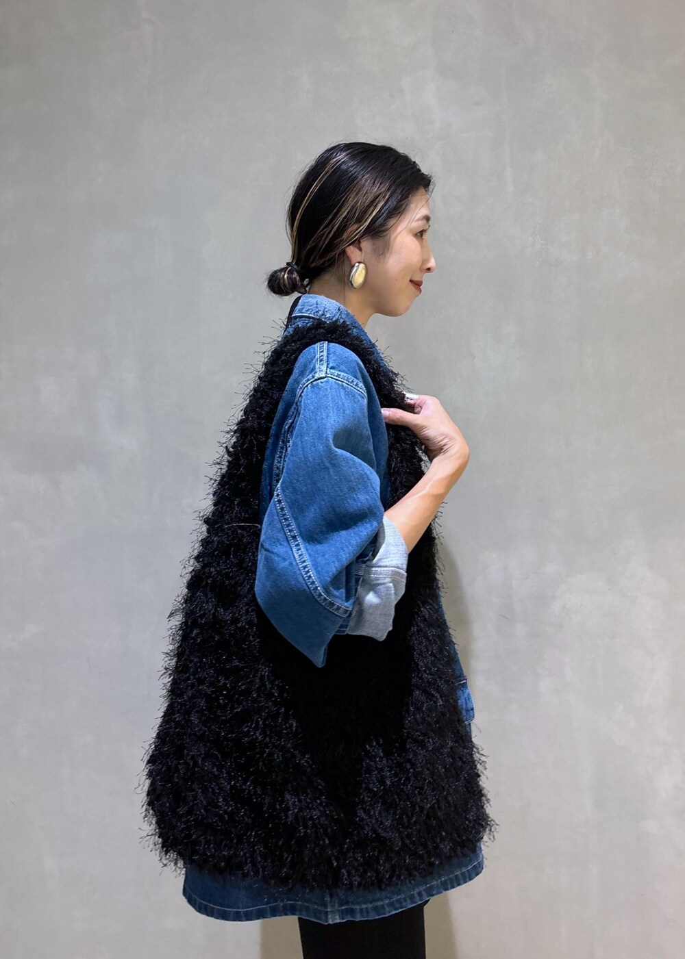 ブラック系のその他パンツ、ブラウン系のサンダル、ブラック系のハンドバッグを着用したレディースの夏コーディネートの9枚目の写真