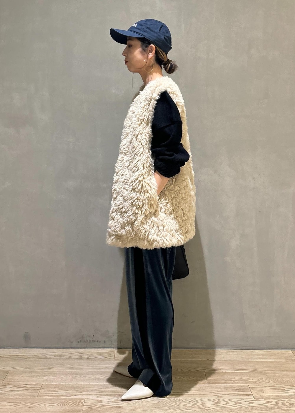 ブラック系のTシャツ/カットソー、ホワイト系のパンプス、ベージュ系のその他アウターを着用したレディースの秋コーディネートの5枚目の写真