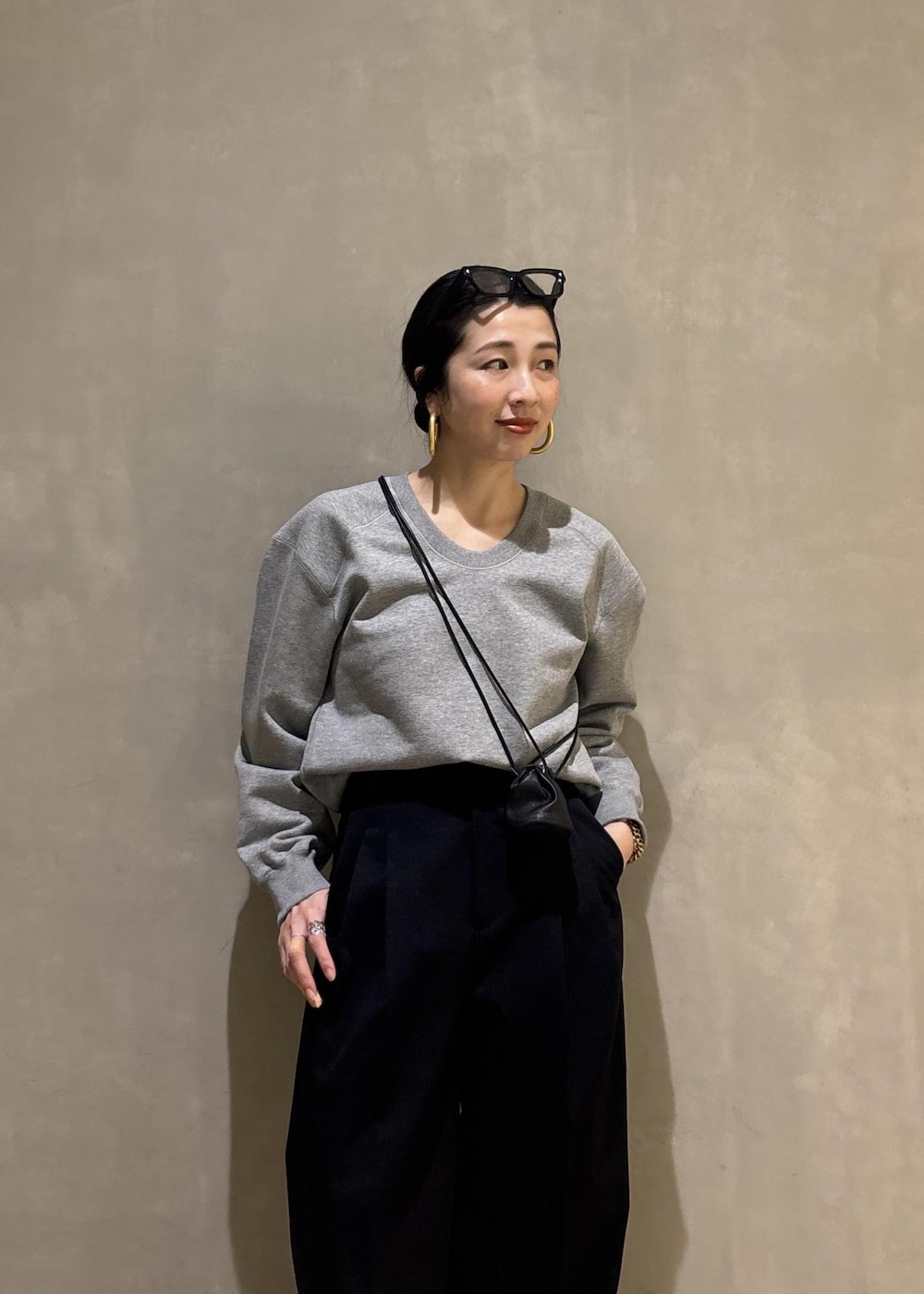 ブラック系のショルダーバッグ、グレー系のスウェット、ブラック系のその他パンツを着用したレディースの冬コーディネートの7枚目の写真