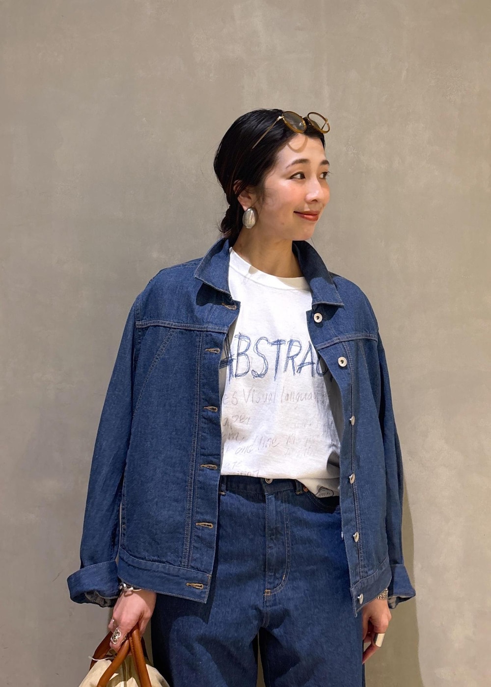 ブルー系のブルゾン、ブルー系のデニムパンツ、ホワイト系のTシャツ/カットソーを着用したレディースの春コーディネートの7枚目の写真