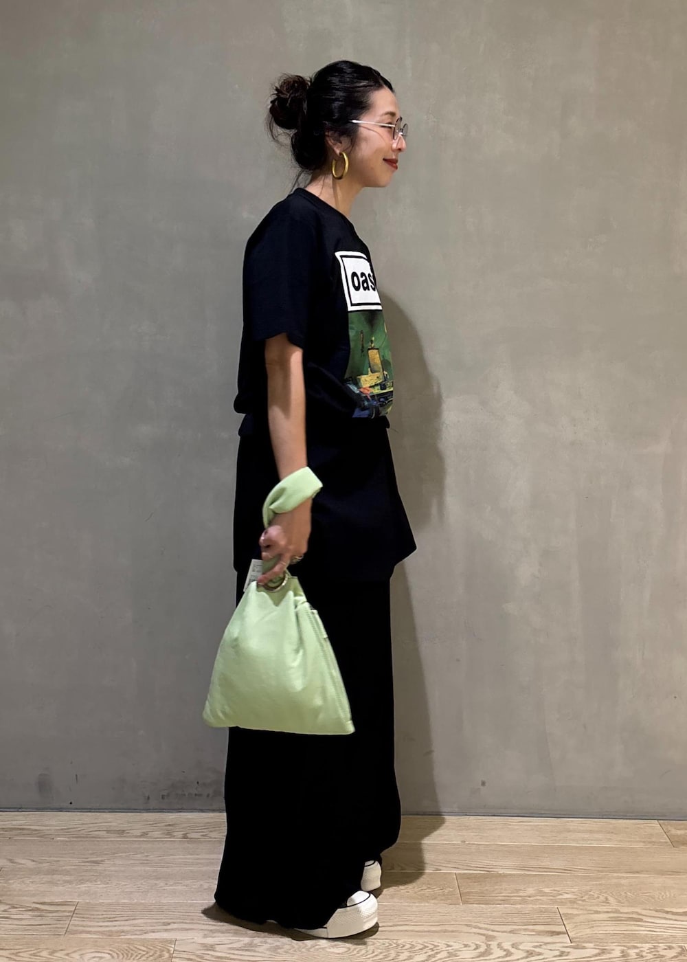 グリーン系のTシャツ/カットソー、グリーン系のハンドバッグを着用したレディースの夏コーディネートの5枚目の写真
