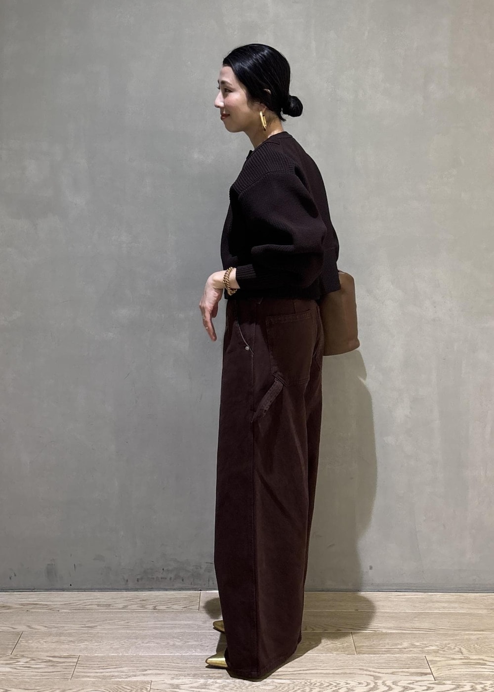 ブラウン系のその他パンツ、ブラウン系のカーディガン/ボレロ、ブラック系のショルダーバッグを着用したレディースの冬コーディネートの6枚目の写真