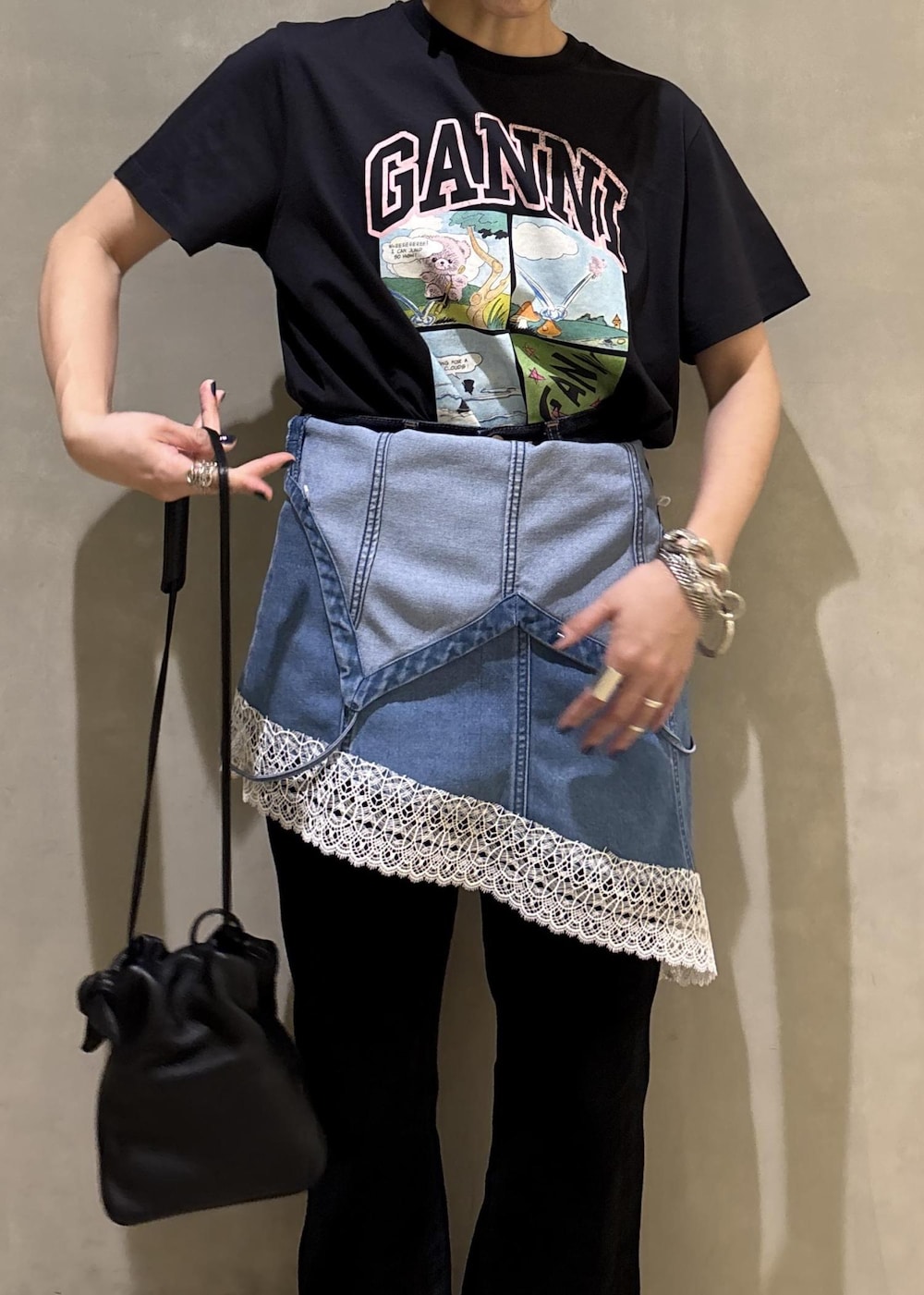 グレー系のTシャツ/カットソー、ブルー系のキャミソール、ブルー系のデニムパンツを着用したレディースの夏コーディネートの7枚目の写真