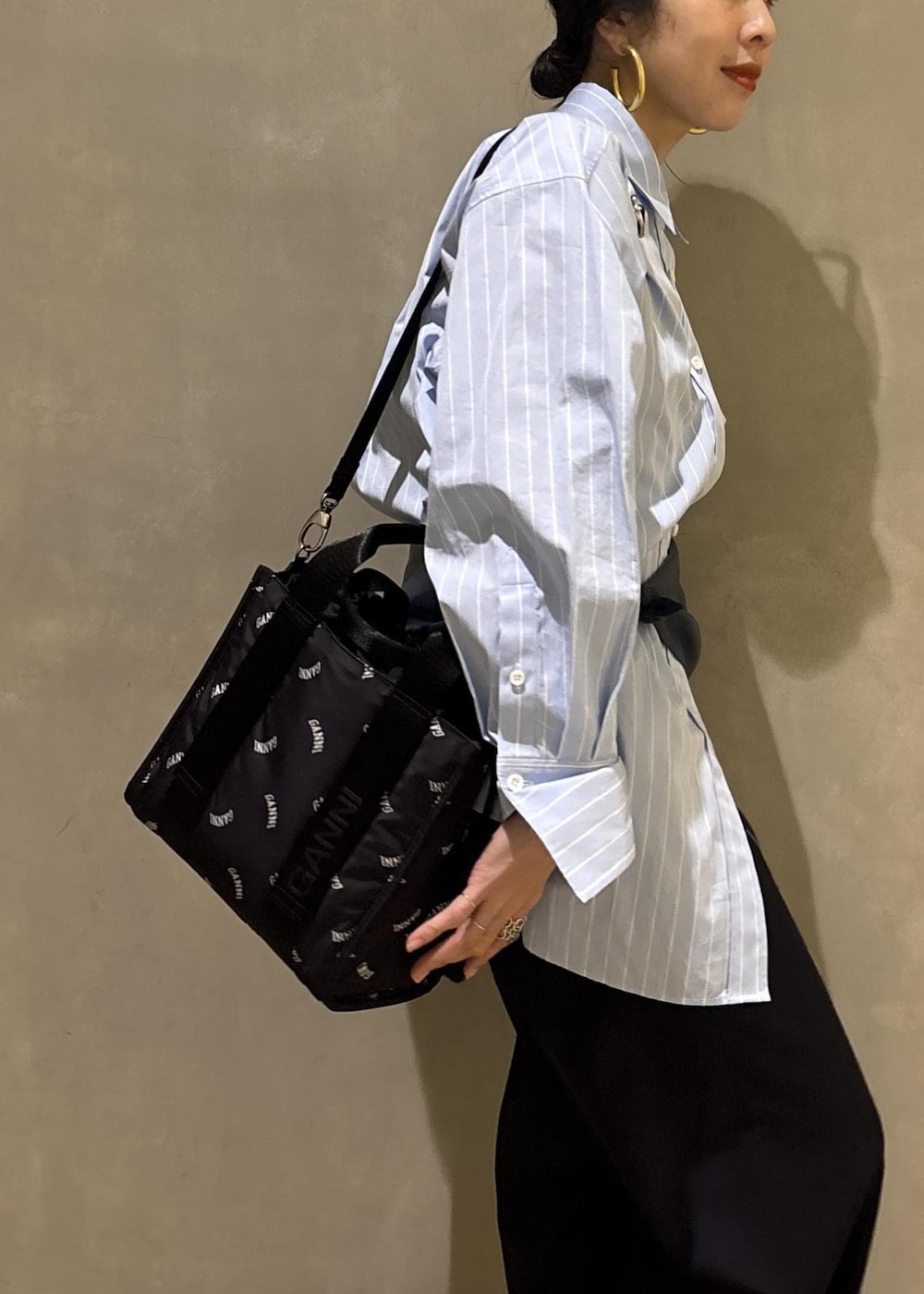 ブルー系のシャツ/ブラウス、ブラック系のトートバッグ、ブルー系のバンダナ/スカーフを着用したレディースの冬コーディネートの8枚目の写真